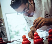 Hans Ovando creating cakes in Iteppa