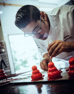 Hans Ovando creating cakes in Iteppa