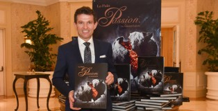 Gérard Dubois with the book "Le Pain Passion"