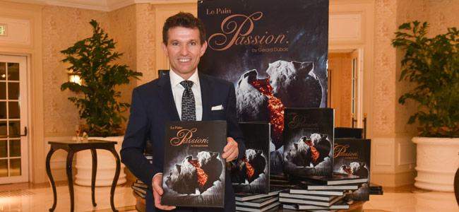 Gérard Dubois with the book "Le Pain Passion"