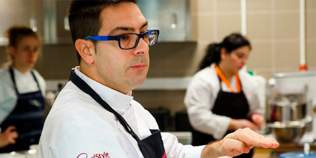 Jordi Puigvert teaches formulation bases for ice cream pastry in Greece