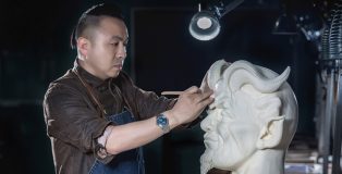 Chef Wang Sen molding a sculpture