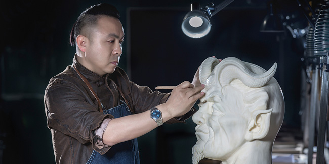 Chef Wang Sen molding a sculpture