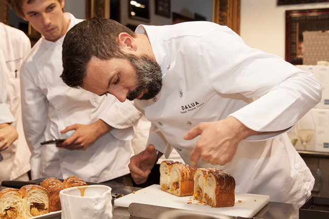 Daniel Álvarez showing his carrés