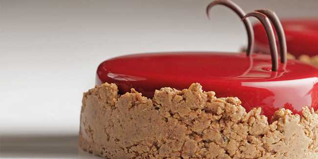 ‘Bite the apple’ and hazelnut crust entremet by Saray Ruiz