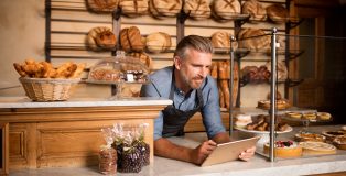 PAstry chef using tablet to sell products online