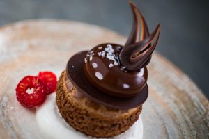 Café con leche choux with chocolate and vanilla whipped cream by Stefan Riemer