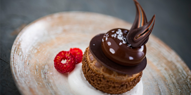 Café con leche choux with chocolate and vanilla whipped cream by Stefan Riemer