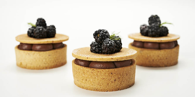 Bosque la angostura tart, with blackberries, pine mushrooms and black truffle by Belén Melamed