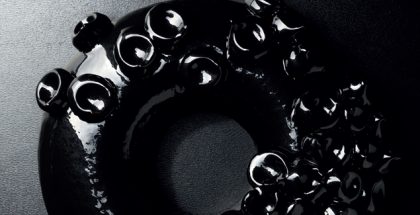 Black ring by Gustavo Sáez