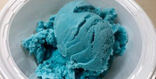 Ice cream using blue pigment