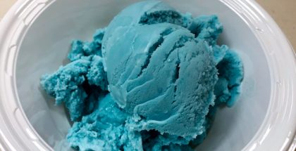 Ice cream using blue pigment