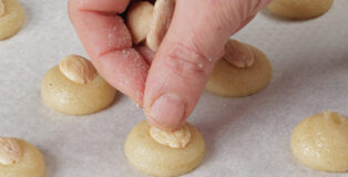 Almond biscuits preparation