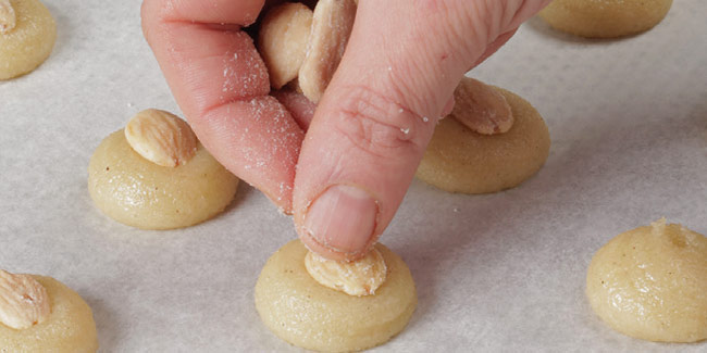 Almond biscuits preparation