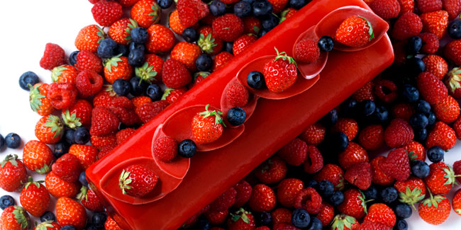 Bûche de Noël Maestro with red berries by Julien Perrinet