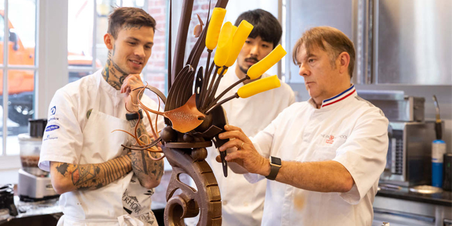 Chocolate sculpture demo at L'`´Ecole Valrhona Brooklyn