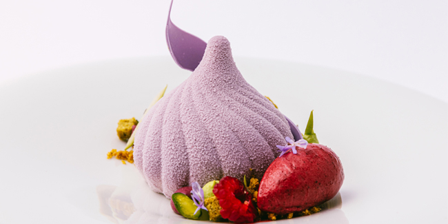 La Danza de Lucía del BCC, a dessert made from white chocolate, green apple, pistachio, blackberries and raspberries