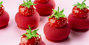 Intense Strawberry Dessert by Juan Gutiérrez