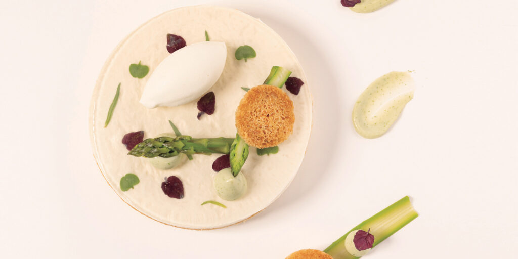 Dessert on a plate with asparagus and tarragon / Emmanuel Ryon
